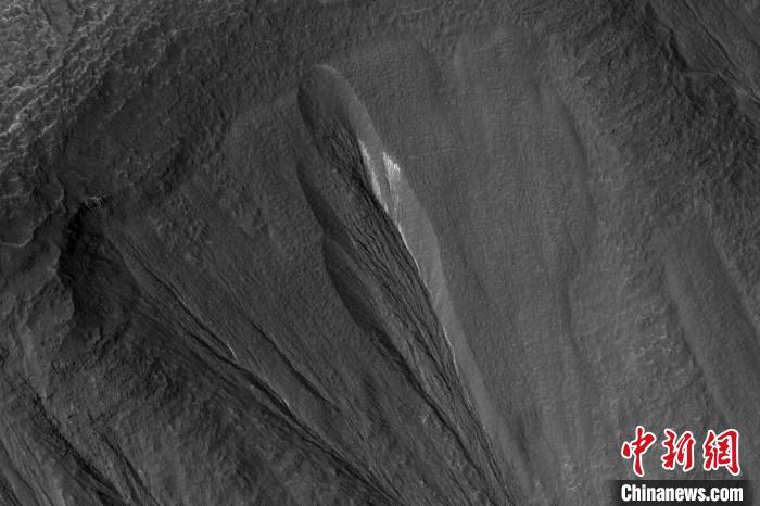 國(guó)際最新研究：火星中緯度冰沉積物或?yàn)閷ふ一鹦巧P(guān)鍵地點(diǎn)