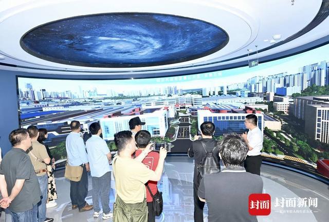 今年還將發(fā)射10顆衛(wèi)星 網(wǎng)絡(luò)名人探秘眉山“太空之眼”建設(shè)密碼｜網(wǎng)絡(luò)名人四川行(圖4)